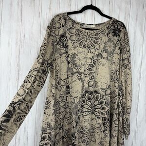 Peruvian Connection XL taupe Floral Lace Pattern Top